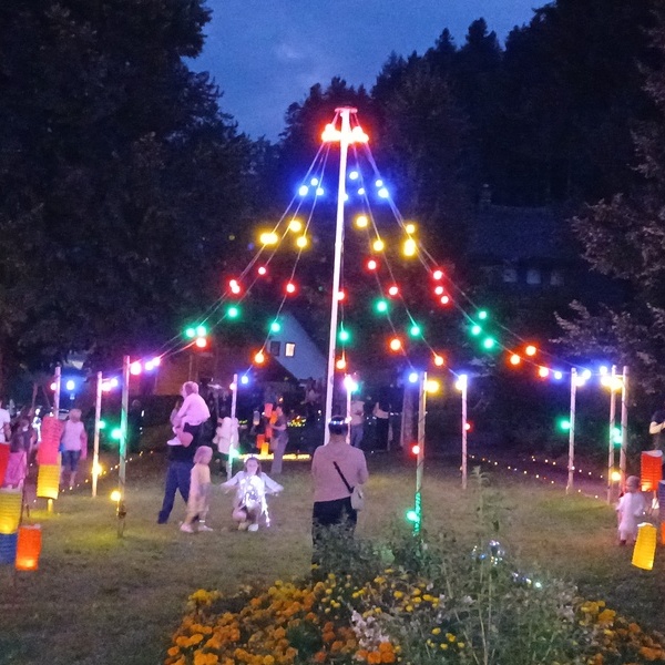 Die 3000 Lichter beginnen zu strahlen 