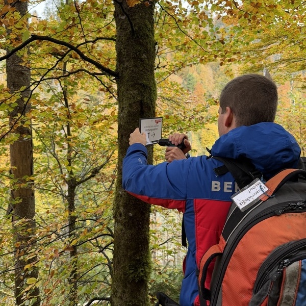 Die Bergwacht Todtmoos bringt die neuen Schilder an Die Bergwacht Todtmoos bringt die neuen Schilder an