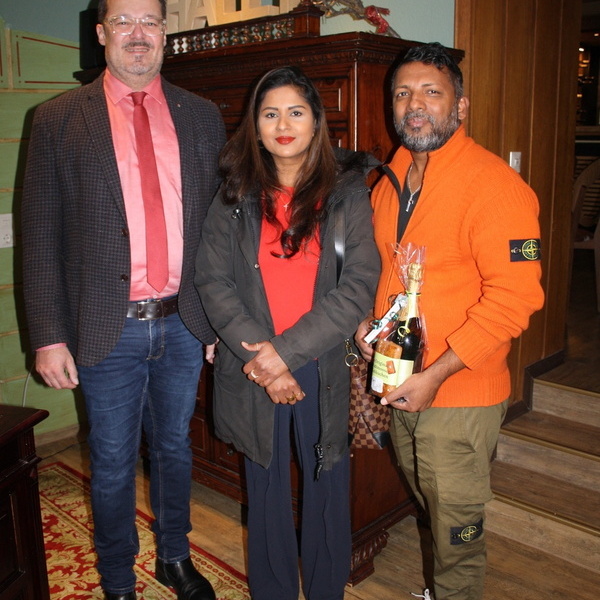Brgermeister Marcel Schneider mit Frau Thavachelvam und Herr Ramesh