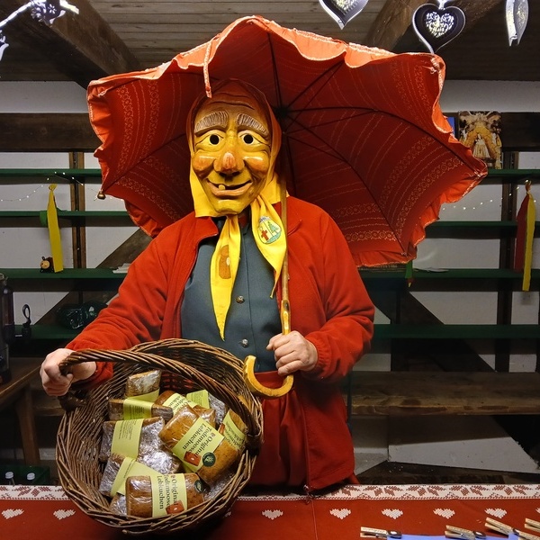 Ein Todtmooser Lebkchler verteilt seine Lebkuchen an Teilnehmer/innen