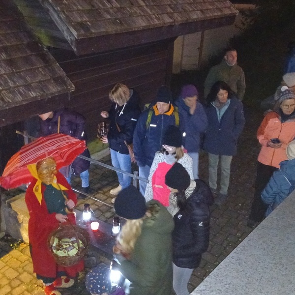 Ein Todtmooser Lebkchler verteilt seine Lebkuchen an Teilnehmer/innen