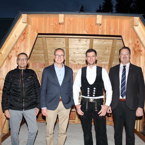 Martin Halm mit Brgermeister Oliver Fiedel, Christian Trtschler und Brgermeister Marcel Schneider (v.l.)