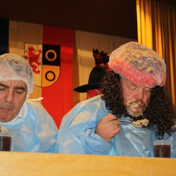 zwei Mitglieder whrend dem Essen 