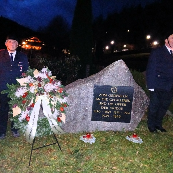 Die freiwillige Feuerwehr am Gedenkstein auf dem Todtmooser Friedhof