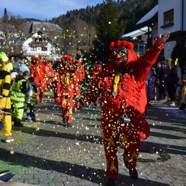 Umzugsteilnehmer w�hrend dem Umzug 