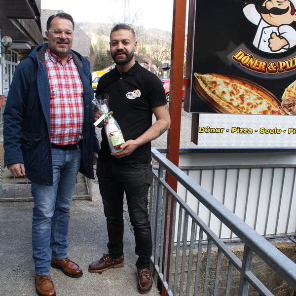 B�rgermeister Marcel Schneider gratulierte Ahmad Khalil