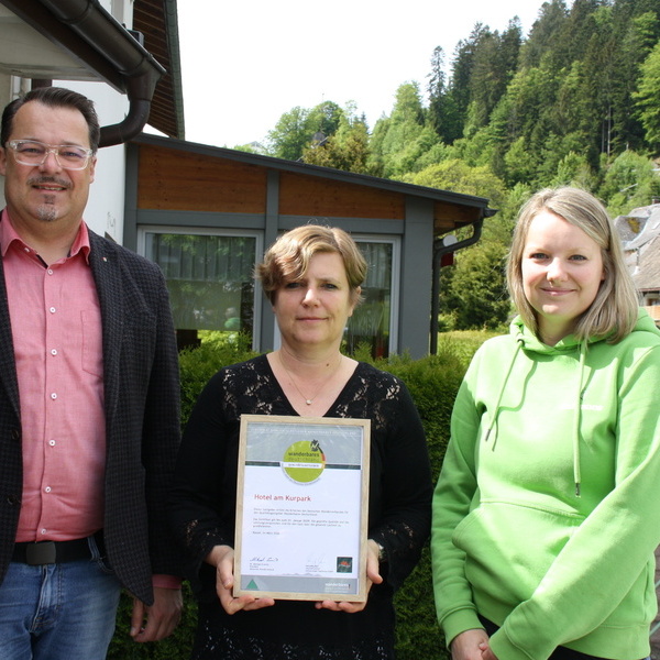 B�rgermeister Marcel Schneider �berreicht gemeinsam mit Katharina Maier die Urkunde
