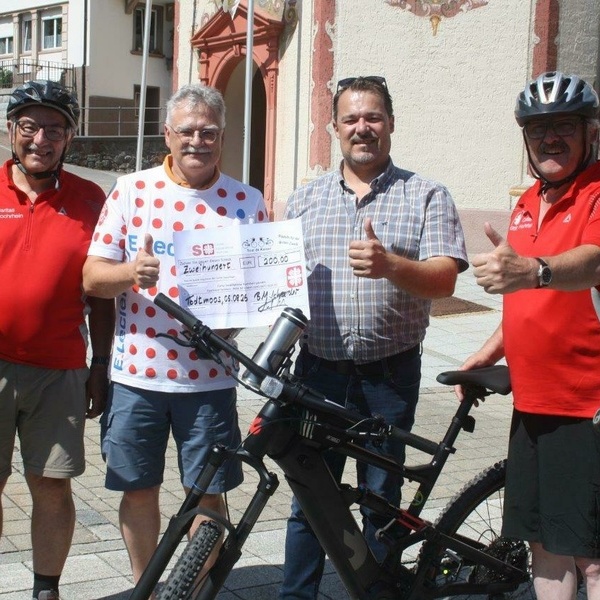 Helmut und Thomas Kaiser mit B�rgermeister Marcel Schneider und J�rgen Bendig 