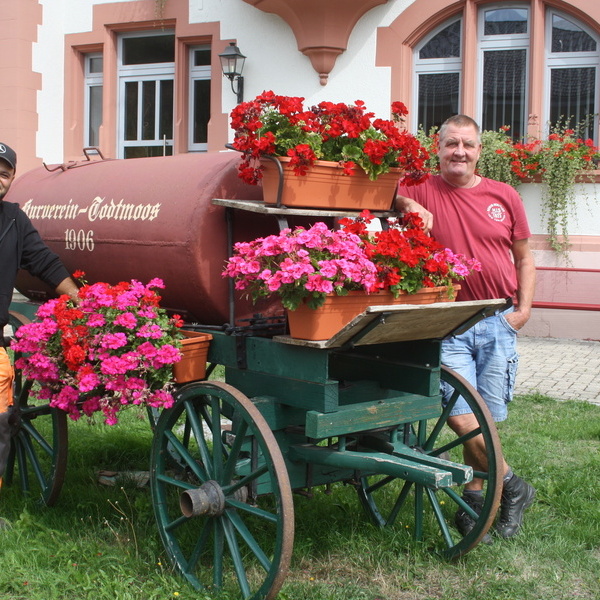 Giuseppe Basone und Bauhofleiter Siegfried Opfer vor dem Rathaus