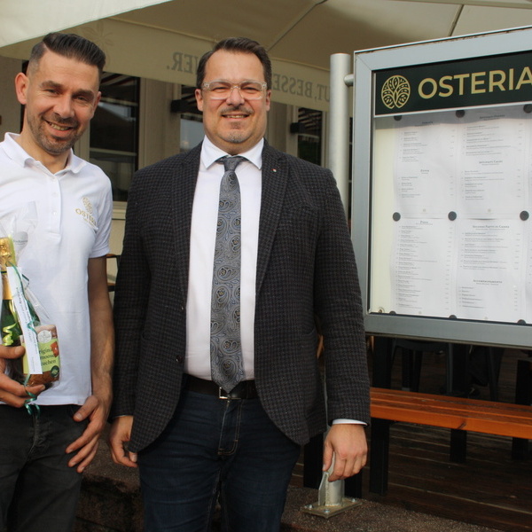 Besitzer Adil Demiri mit Brgermeister Marcel Schneider