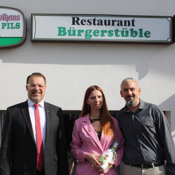 Brgermeister Marcel Schneier mit Nihal Kayali und Wolfram Schindler 