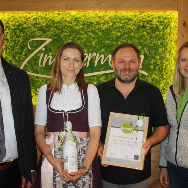 Brgermeister Marcel Schneier mit Eheleute Matt und Katharina Maier