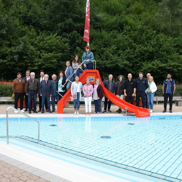 Brgermeister Marcel Schneier mit Sponsoren der neuen Rutsche im Freibad Todtmoos 