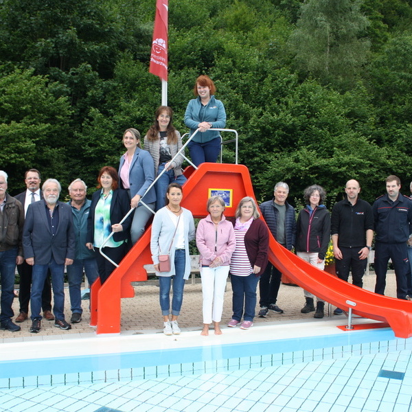 Brgermeister Marcel Schneier mit Sponsoren der neuen Rutsche im Freibad Todtmoos 