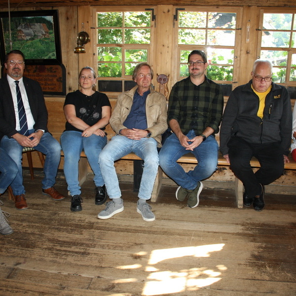 Brgermeister Marcel Schneier mit Gemeinderatsmitgliedern und Besuchern im Heimatmuseum