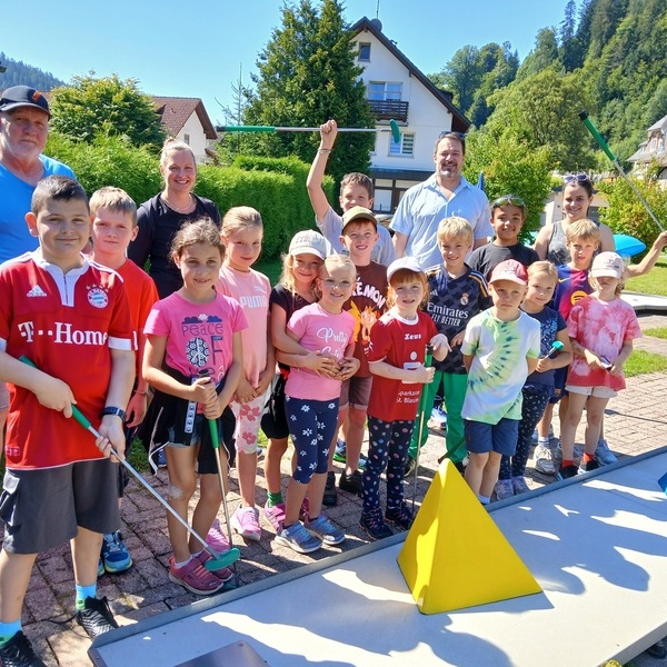 Mit Brgermeister Marcel Schneider beim Minigolfturnier